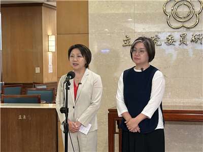 媒體報導指國民黨主席鄭麗文率團訪中行耗費新台幣480萬元，是向民主基金會申請政黨補助款支應。對此，民進黨團幹事長范雲(左)16日質疑鄭麗文訪中行並不符合民主人權宗旨，呼籲國民黨儘速撤案。(趙婉淳 攝)