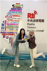 Voice to the World 節目主持人介文專訪全創作製作編曲演唱音樂才女 林希子