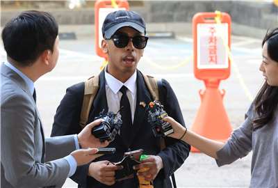 25歲的索馬利幾年前在日本和南韓拍攝了一系列挑釁行為的影片，並上傳至Youtube和Twitch等平台，因而聲名狼藉。