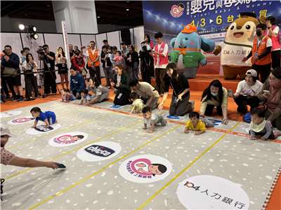 全國最大規模「敢出發 就有路~寶寶爬行賽」 4日於世貿一館展開，可愛寶寶們努力爬向終點，現場歡呼加油聲不斷。(楊文君 攝)