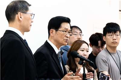 曾任國防部長的退輔會主委嚴德發9日在立法院強調，和平必需靠實力，中國威脅已造成民眾不安，呼籲朝野應共同支持國防部所提出的國防特別條例。(楊仁翔 攝)