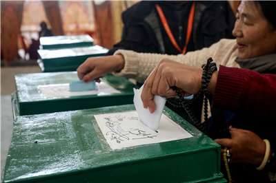 經過年初的初選之後，流亡藏人今天(26日)將投票選出新一屆「藏人行政中央」。圖為流亡藏人今年2月初選投票。資料照片 (AFP)