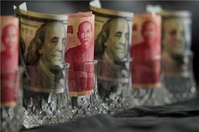 在美伊有望進行第二次談判後，國際資金重回亞洲市場，帶動台北股匯齊揚 ，新台幣收31.69元，升值逾1角，創逾1個月高點。圖為新台幣與美元紙鈔。 (圖：中央社)