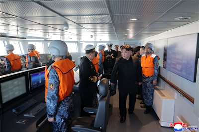 北韓領導人金正恩2026年4月12日視察一艘驅逐艦發射戰略巡弋飛彈和反艦飛彈。