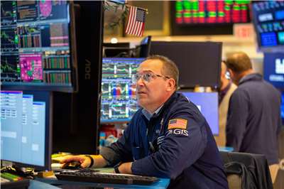 以科技股為主的那斯達克指數上漲365.78點，或1.52%，收在24468.48點。圖為交易員在紐約證券交易所交易大廳工作。