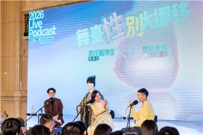 國家兩廳院自製 Podcast《好哲凳》節目近日邀請歌仔戲天王唐美雲(中)與變裝皇后妮妃雅(右)破次元同台，分享反串藝術的奧妙與日常。(周嘉慧 攝/兩廳院提供)