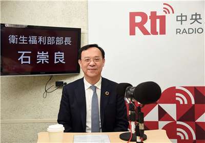 衛福部長石崇良27日接受央廣專訪時表示，過去國內無自製能力的基礎醫材血袋今年已可量產。(江麗華 攝)