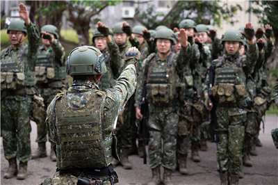 國防部將軍歌與勵志歌曲數位化，並上架各大數位音樂串流平臺，其中《陸軍軍歌》更一舉攻占LINE Music「每週潮流新歌榜」第2名。圖為陸軍展開陸勝1號操演。(陸軍司令部提供)