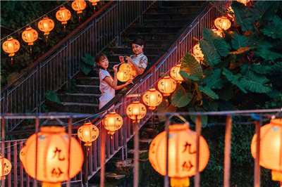 「2025九份紅燈籠祭」民眾手提提燈漫步感受九份特有的文化