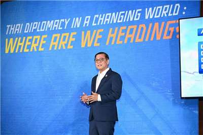 泰國副總理兼外長希哈薩(Sihasak Phuangketkeow)表示，在當前國際秩序動盪，聯合國又經常受到政治影響下，泰國應扮演中型國家(middle power)的角色，不再只是被動地跟隨大國，而是在自身有優勢的議題上主動領導合作。(圖：泰國外交部官網)
