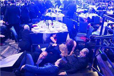 白宮記者協會晚宴25日發生槍擊案，與會者趕忙躲到桌子底下。 