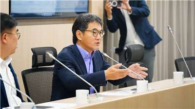 民進黨立委劉建國表示，他支持積極朝向提升教師地位及相關權利這個方向進行改革，如果國外制度值得台灣借鏡，他贊成進一步慎重討論。資料照。(圖：劉建國臉書)