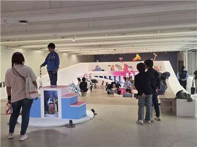 北美館兒藝中心自即日起推出「造公園」展覽，邀請親子觀眾從遊戲與創作出發，用不同方式重新觀看熟悉的生活場景。(江昭倫 攝)