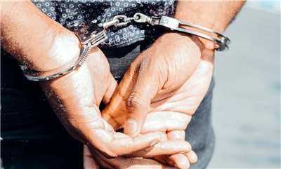 高雄救護車遭黏追蹤器， 涉案男子遭警方拘提到案。示意圖。(翻攝自Pexels.com)