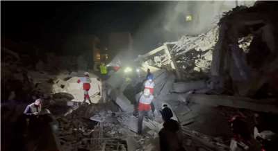 據伊朗梅爾通訊社（Mehr）報導，美國、以色列7日發動的空襲「徹底摧毀」位於德黑蘭的拉菲尼亞猶太會堂（Rafi-Nia Synagogue）。圖為救援人員及民眾聚集在現場。