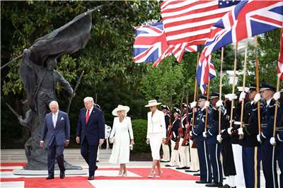 美國總統川普夫婦和英國國王查爾斯三世夫婦穿越玫瑰花園，走到白宮的橢圓形辦公室。 