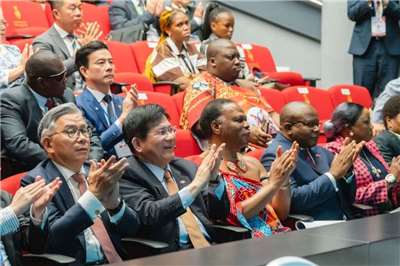 外交部長林佳龍（前左2）出訪史瓦帝尼，見證台灣廠商簽署投資TIIP意向書。(林佳龍臉書)