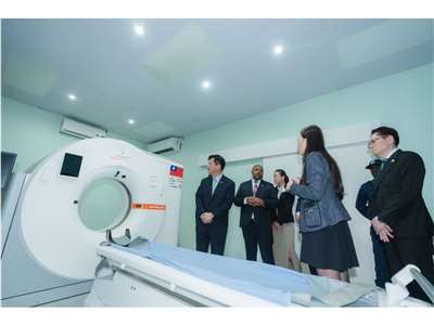 賴總統特使、外長林佳龍訪問友邦史瓦帝尼，在「曼齊尼政府醫院」視察雙方的智慧醫療合作成果 (圖取自林佳龍臉書)