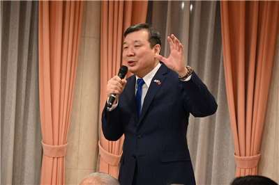 駐日代表李逸洋  18日在臉書發文指出，因健康檢查發現身體出現狀況，已返台接受治療，預計返日後於27日恢復上班。資料照片(圖：李逸洋臉書)