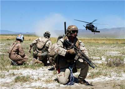 圖為一架HH-60G鋪路鷹直升機在戰鬥搜救訓練演習中降落。(圖：維基百科)