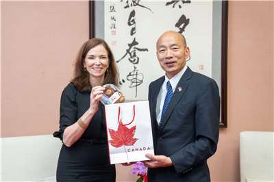 立法院長韓國瑜(右)23日上午接見加拿大駐台北貿易辦事處代表何曼麗(左)一行。(立法院提供)