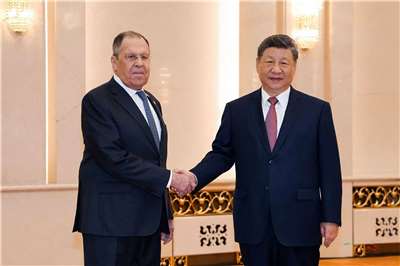 俄羅斯外交部長拉夫羅夫(Sergei Lavrov，左)14日展開為期兩天的北京訪問，並在15日與中國國家主席習近平(右)會面。(AFP/俄羅斯外交部)