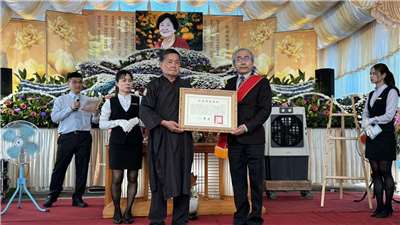 台東縣傳統工藝「台東藺草編」保存者林黃嬌辭世 ，文化部文資局長陳濟民(右)代表頒贈文化部旌揚狀，由林黃嬌兒子林瑞庭(左)代表受贈。(文資局提供)