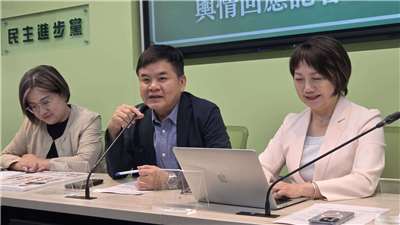 民進黨團召開輿情回應記者會，幹事長莊瑞雄(中)說明未出席彈劾總統聽證會原因。（劉玉秋攝）