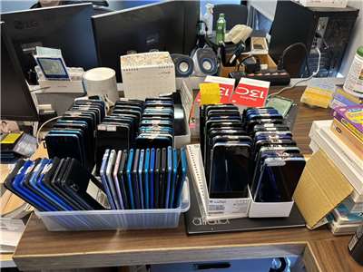 專案小組查出，羅男等人自2023年9月起協助泰國及越南博弈網站進行泰銖、越南盾的出金和入金業務操作，利用越南「Viet Pay」、泰國「ThaiQR」等第三方支付系統運作，綁定泰國及越南人頭帳戶協助境外洗錢。圖為證物。(圖：刑事局)