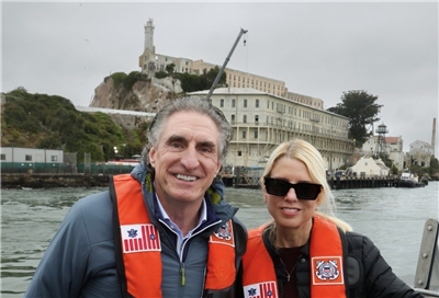 美國時任司法部長邦迪(Pam Bondi)、內政部長柏根(Doug Burgum)2025年7月登上「惡魔島」視察。 (圖:X@SecretaryBurgum)