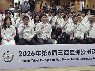 運動部長李洋(左三)15日出席「2026年第6屆三亞亞洲沙灘運動會即將登場」授旗典禮，期勉選手穩定發揮、享受比賽，為國爭光。(江昭倫 攝)