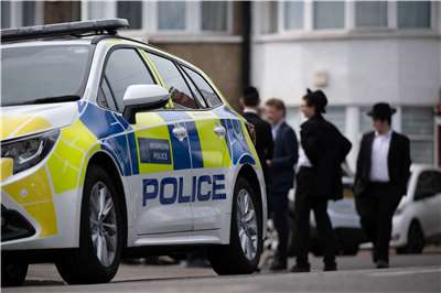 2名猶太男性29日在倫敦北部街區遭到刺傷，英國政府30日宣布，將追加2,500萬英鎊用於提升猶太社群安全。圖為英國警方對現場進行調查。