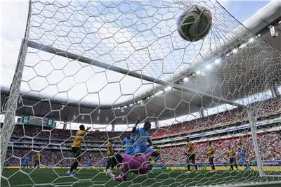 民主剛果後衛圖安澤比（Axel Tuanzebe）(中)接到內旋角球近距離破門致勝，幫助球隊打敗牙買加，拿下會內賽門票。
