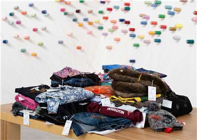 李明維：《補裳計畫》2009年迄今。《不期之美．浮光巴黎》（Lorsque la beauté paraît）展場一隅，貝浩登畫廊，法國巴黎，2026。（李工作室和貝浩登畫廊提供，Claire DORN攝影)