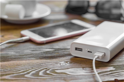 中國將推出號稱「史上最嚴」行動電源安全標準，預計整體成本將上升20%至30%。示意圖。(Freepik圖庫)