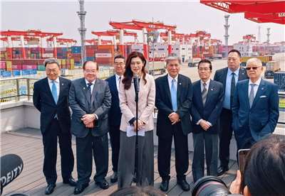 正率團在中國訪問的國民黨主席鄭麗文(前中)，9日上午前往上海洋山深水港參觀並發表談話。(翻攝鄭麗文臉書)