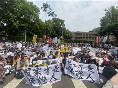 以台北社會工作人員職業工會為首的30多個民間團體共同發起「國家才是兒少生存權益保證人地位」抗議行動，號召全國社工在今天(22日)齊聚行政院門口，並提出4項訴求。(陳念宜 攝)