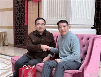 跨越千里的空中緣分！上海聽友天馬老師王偉民（右）奔赴山西太原，與在地聽友「泥娃娃」郭雁昕（左）驚喜相見歡，展現央廣聽友如家人般的好情誼。