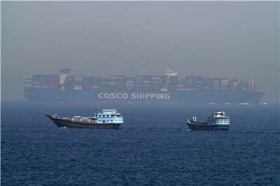 伊朗承諾，允許懸掛菲律賓國旗的油輪安全通過荷莫茲海峽。圖為貨櫃船駛過荷莫茲海峽資料照。