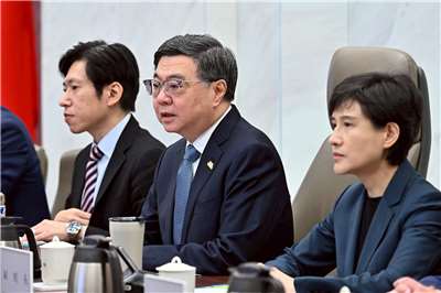 行政院長卓榮泰(中)16日主持行政院會。(圖：行政院提供)