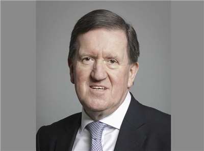 英國前防長、前北約秘書長羅伯森14日警告，英國國家安全正處於「危險之中」。(圖：維基百科)
