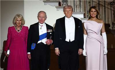美國總統川普夫婦在白宮東廂舉行國宴，歡迎到訪的英國國王查爾斯三世伉儷。  