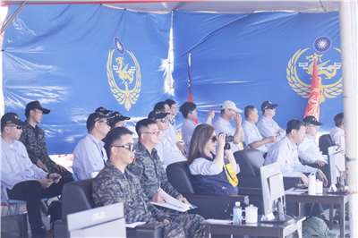 海洋委員會主委管碧玲(持望遠鏡者)親赴南沙太平島主持「南援九號」演練。(海委會提供)