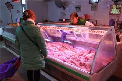 中國上海豬肉攤商表示，上海監管嚴格，問題豬肉應不至於流入市面，消費者也沒有主動詢問有關非洲豬瘟的事，買氣沒有明顯減少。圖為上海傳統市場。(圖:中央社檔案照) 2019-03-03