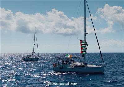 約30艘船隻組成的「全球堅韌船隊」預計12日自西班牙巴塞隆納港啟航，載運醫療等援助物資前往巴勒斯坦。(IG@globalsumudflotilla)