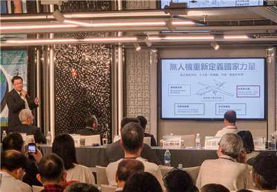 外交部無人機外交小組執行長江振瑋11日在「民主之盾：第一島鏈全社會韌性合作國際論壇」表示，無人機將成為台灣推動外交的重要工具。(江昭倫 攝)