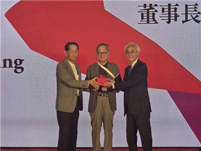 在文化部長李遠(中)監交下，楊其文(右)正式自高志尚(左)手中接下印信，成為國家表演藝術中心第四屆董事長。(江昭倫 攝)