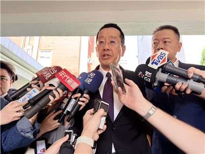 國防部長顧立雄10日赴立法院備詢前受訪。(鄭佑漢 攝)