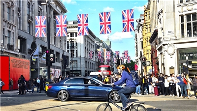 英國正加強打擊利用倫敦作為避風港的跨國犯罪分子及其黑錢。圖為倫敦知名的牛津街。(黃貞貞攝)