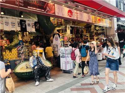 根據觀光署統計，今年前兩月國人出國目的地中，日本以38.2%穩居第一。圖為沖繩逛街民眾。(Rti)